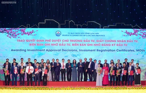 Thủ tướng chứng kiến lễ trao giấy chứng nhận đầu tư vào tỉnh Lạng Sơn. Ảnh: VGP