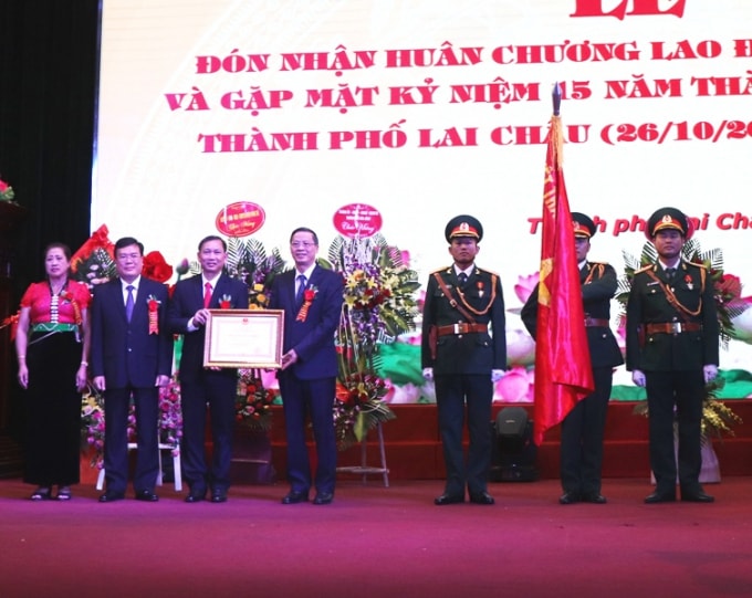 Đồng chí Vũ Văn Hoàn - Phó Bí thư Thường trực, Chủ tịch HĐND tỉnh Lai Châu, thừa ủy quyền của Chủ tịch nước, trao Huân chương Lao Động hạng Nhất cho Đảng bộ, chính quyền, nhân dân thành phố Lai Châu (ảnh nguồn cổng TTĐT Lai Châu)