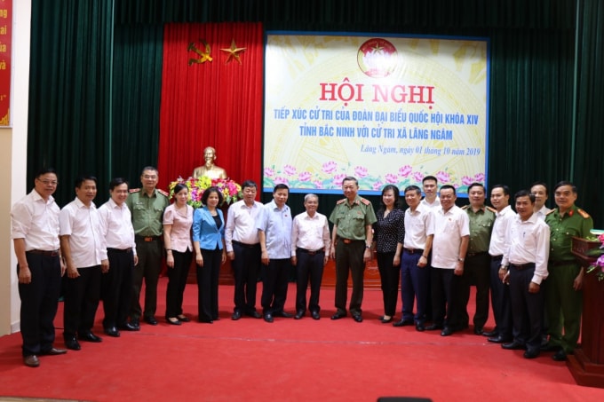 Bộ trưởng Tô Lâm và đoàn ĐBQH tỉnh Bắc Ninh với các cử tri xã Lãng Ngâm.