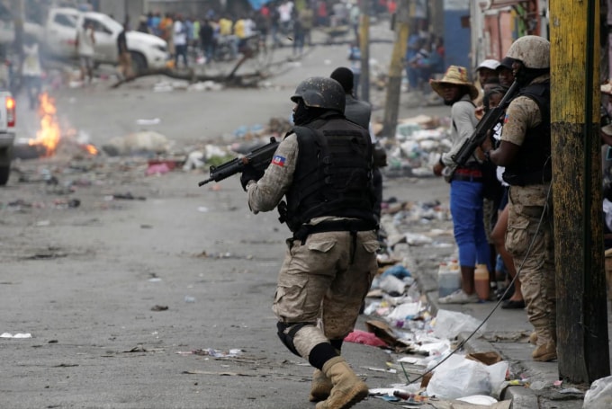 Cảnh sát Haiti bắn đạn thật vào người biểu tình. Ảnh: Reuters