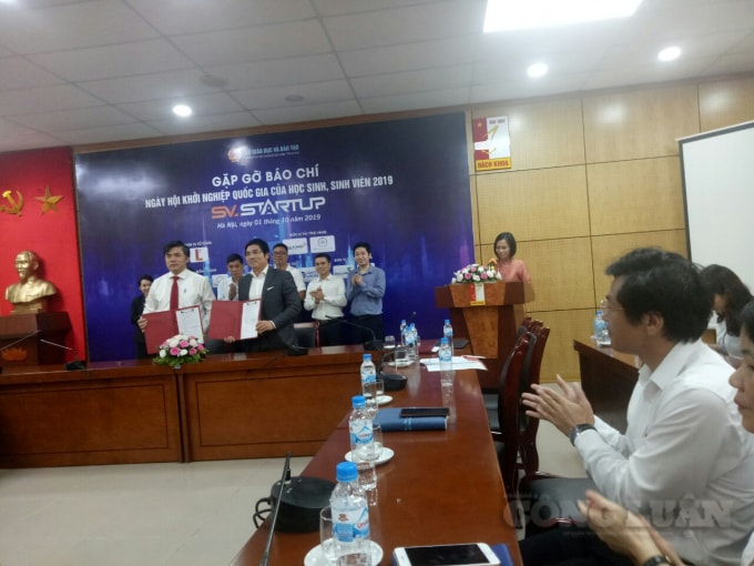 Ông Bùi Văn Linh, phó Vụ trưởng phụ trách Vụ Giáo dục đào tạo và công tác học sinh, sinh viên đã ký kết đồng hành với các doanh nghiệp hỗ trợ. Ảnh: Lương Minh
