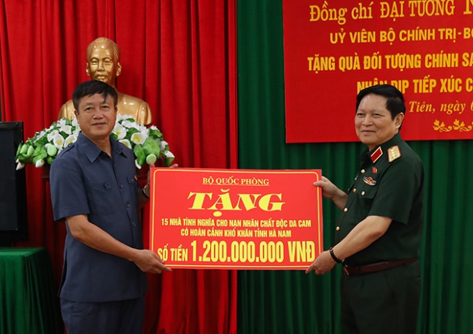 Đại tướng Ngô Xuân Lịch tặng Nhà tình nghĩa đến nạn nhân chất độc da cam tỉnh Hà Nam. Ảnh: BQP