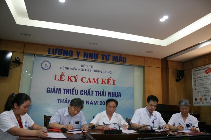 Đại diện lãnh đạo các khoa, phòng trong bệnh viện ký cam kết giảm thiểu chất thải nhựa. Ảnh: HL