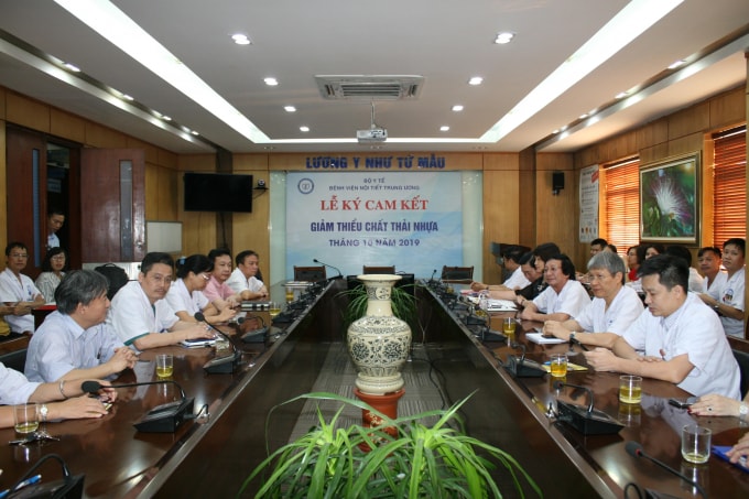 Toàn cảnh buổi Lễ ký cam kết. Ảnh: HL