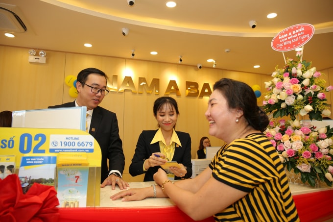 Khách hàng phấn khởi giao dịch tại Nam A Bank Thạnh Phú.