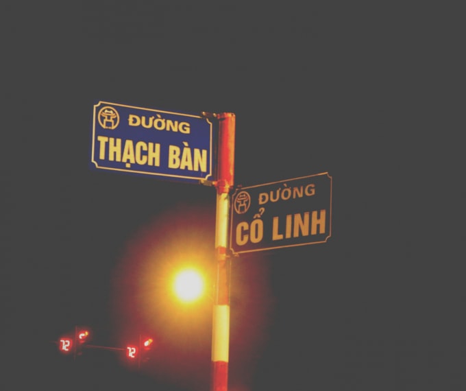 Tuyến đường Cổ Linh bị lấn chiếm vỉa hè lòng đường. Ảnh: An Khang