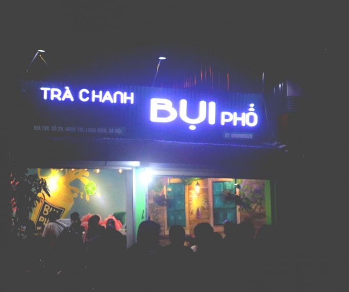 Quán Trà chanh Bụi Phố có địa chỉ số 20 Ngọc Trì đang lấn chiếm lòng đường, vỉa hè. Ảnh: An Khang
