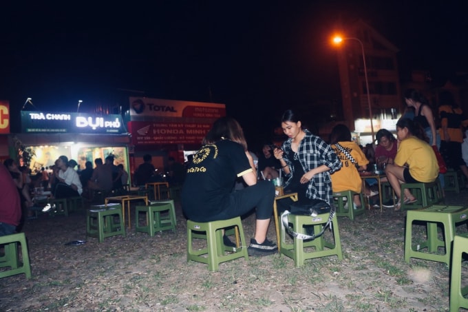 Vỉa hè được quán Trà chanh chiếm dụng hết để làm chỗ ngồi cho khách. Ảnh: An Khang