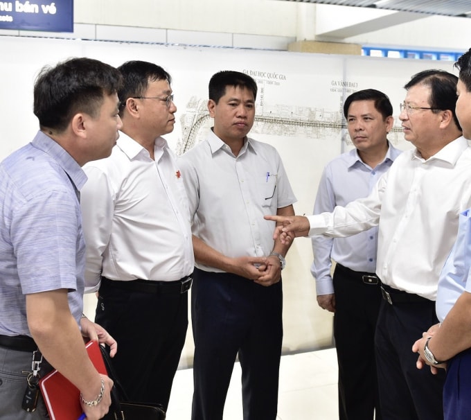 Phó Thủ tướng Trịnh Đình Dũng yêu cầu Tổng thầu cam kết về an toàn của hệ thống đường sắt Cát Linh-Hà Đông. Ảnh: VGP
