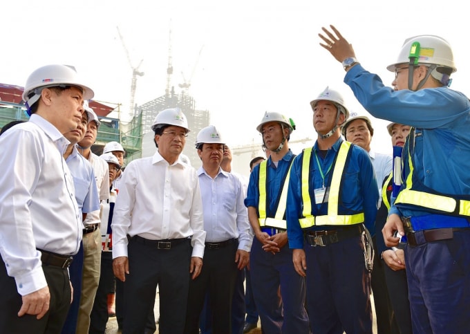 Phó Thủ tướng Trịnh Đình Dũng cùng lãnh đạo Bộ GTVT thị sát công trường thi công tuyến đường sắt đô thị số 3, đoạn Nhổn-ga Hà Nội. Ảnh: VGP