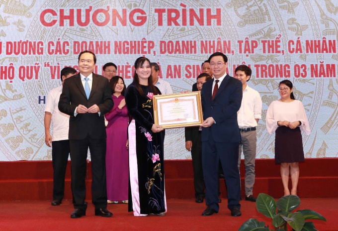 Phó Thủ tướng Vương Đình Huệ, Chủ tịch Ủy ban MTTQ Việt Nam Trần Thanh Mẫn tặng bằng khen cho các đơn vị đạt thành tích xuất sắc. Ảnh: VGP