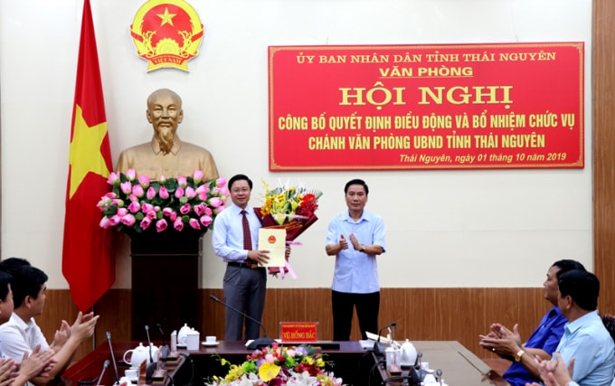 Đồng chí Vũ Hồng Bắc, Phó Bí thư Tỉnh ủy, Chủ tịch UBND tỉnh trao quyết định bổ nhiệm chức vụ Chánh Văn phòng UBND tỉnh cho đồng chí Nguyễn Bá Chính (ảnh nguồn thainguyen.gov.vn