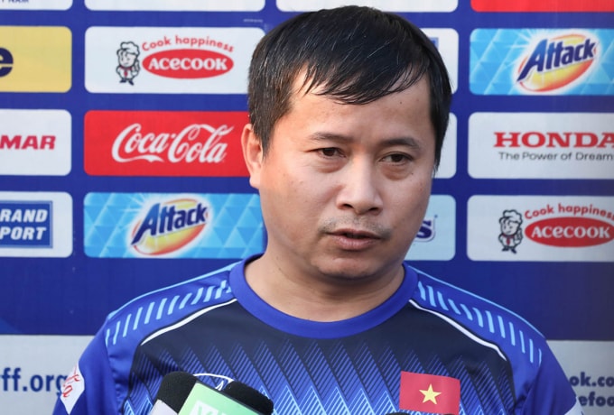 Bác sĩ Trần Anh Tuấn chia sẻ thông tin về tình hình chấn thương của Xuân Trường và một số cầu thủ khác. Ảnh: Hoàng Dương