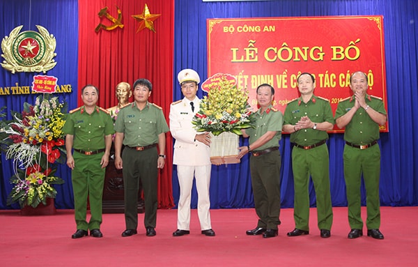 Ban Giám đốc Công an tỉnh Bắc Giang tặng hoa chúc mừng Thượng tá Nguyễn Quốc Toản. Ảnh: BCA.