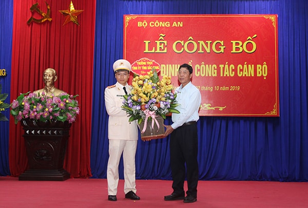 Đồng chí Bùi Văn Hải - Bí thư Tỉnh ủy Bắc Giang tặng hoa chúc mừng tân Giám đốc Công an tỉnh Bắc Giang. Ảnh: BCA.