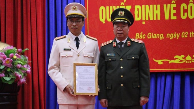 Thay mặt Đảng ủy Công an Trung ương, Thượng tướng Bùi Văn Nam, Thứ trưởng Bộ Công an trao quyết định bổ nhiệm cho Thượng tá Nguyễn Quốc Toản. Ảnh: BCA
