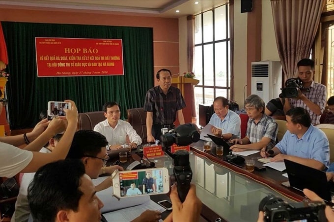 Hình ảnh họp báo công bố thông tin vụ gian lận thi cử năm 2018 ở Hà Giang. Ảnh: L.Đ
