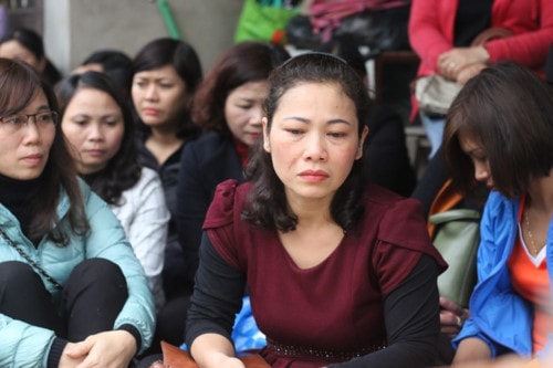 Giáo viên hợp đồng ở huyện Sóc Sơn bật khóc trước nguy cơ thất nghiệp khi không được xét tuyển đặc biệt. Ảnh: N.Q