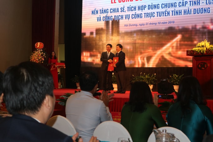 Bộ trưởng Nguyễn Mạnh Hùng và Chủ tịch UBND tỉnh Hải Dương Nguyễn Dương Thái trao biên bản ghi nhớ hợp tác