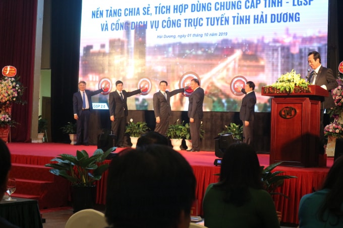 Thực hiện nghi thức nhấn nút khai trương