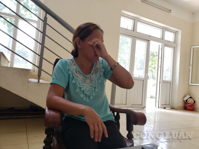 bà G. khóc khi kể về những trận đòn roi của người chồng vũ phu dành cho mình.