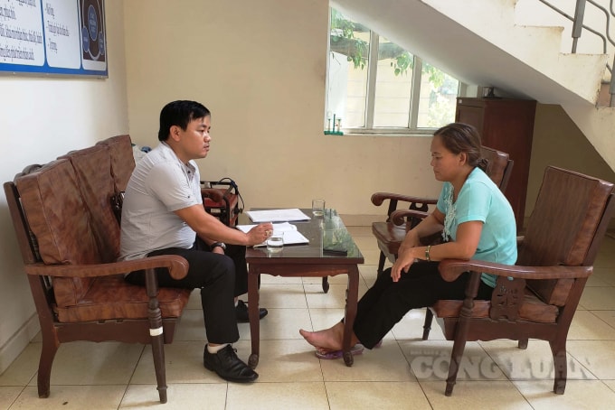 Chị G. làm việc với phóng viên.