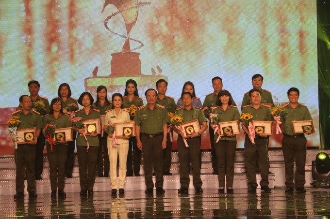 Thượng tướng Nguyễn Văn Thành - Ủy viên Trung ương Đảng, Thứ trưởng Bộ Công an, đồng Chủ tịch Liên hoan Phát thanh, Truyền hình CAND lần thứ XII - 2019 trao giải cho các đoàn có tác phẩm báo chí Truyền hình đạt HCV.