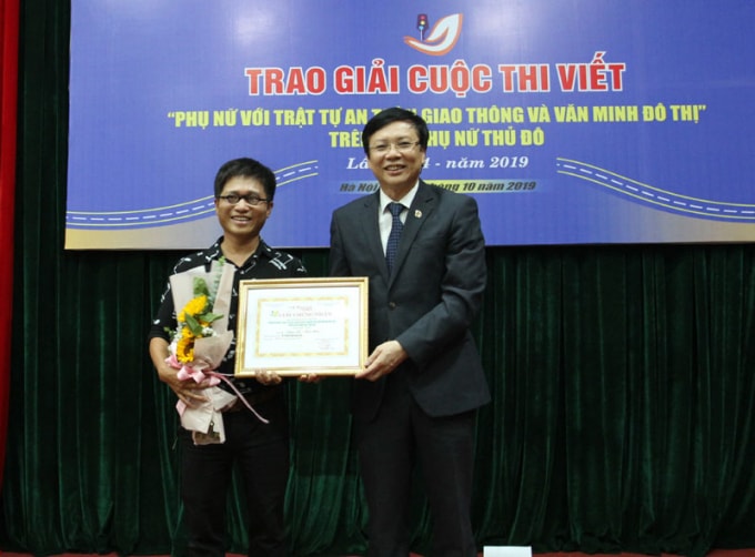 Phó Chủ tịch Thường trực Hội Nhà báo Việt Nam Hồ Quang Lợi trao giải Nhất cho tác giả Dương Hiệp - Báo Hànộimới. Ảnh: PV