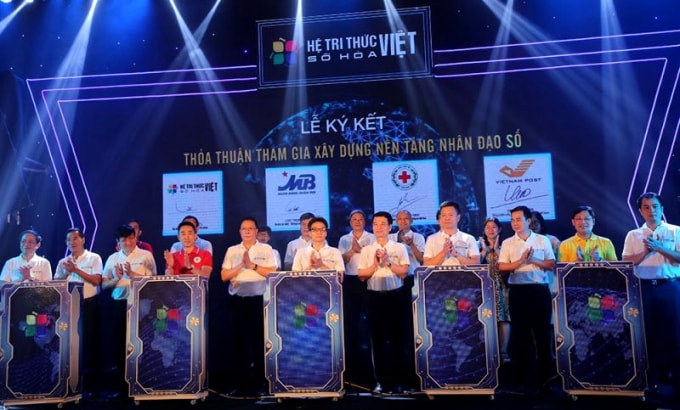 Phó Thủ tướng Chính phủ Vũ Đức Đam cùng đại diện Lãnh đạo Bộ, Ngành tham dự “Lễ ra mắt nền tảng Bản đồ số Vmap và Hệ thống thông tin nhân đạo iNhandao”. (ẢNh - MB)