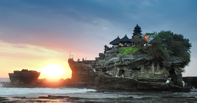 Bình minh trên đảo Bali nhìn từ đền Tanah Lot.