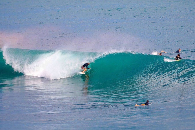 Lướt sóng là môn thể thao yêu thích của du khách khi đến Bali.