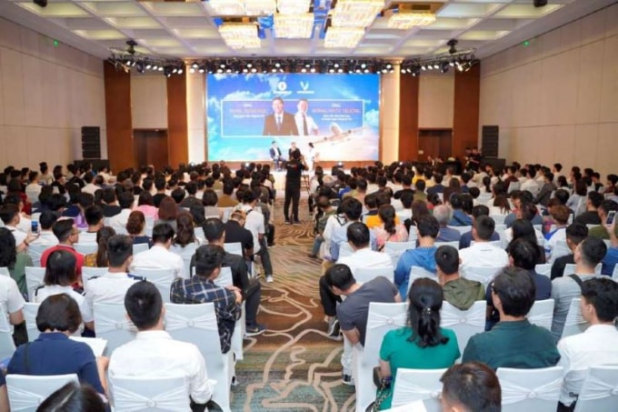 Đông đảo phụ huynh và các bạn trẻ TP. HCM đến tham dự Ngày hội tuyển sinh của Vinpearl Air.