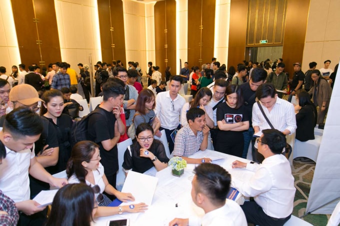 Các bàn tư vấn luôn thu hút đông đảo khách mời tìm hiểu thông tin về tuyển sinh.