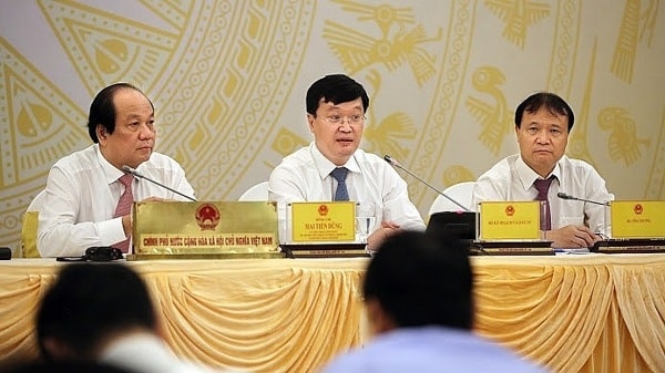 Thứ trưởng Bộ Kế hoạch và Đầu tư Nguyễn Đức Trung (giữa) trả lời câu hỏi của báo chí