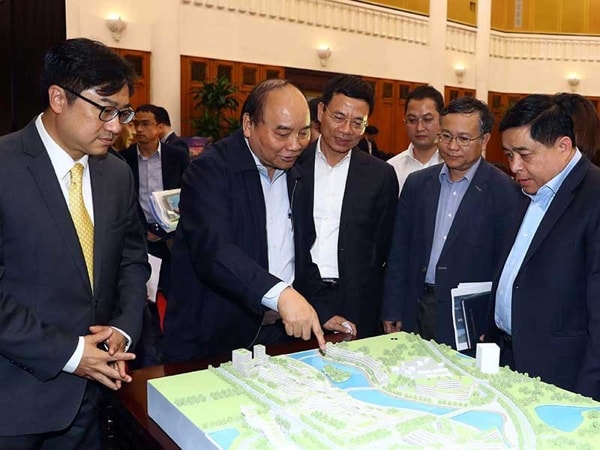 Thủ tướng Nguyễn Xuân Phúc và các đại biểu cho ý kiến về mô hình trung tâm đổi mới sáng tạo quốc gia. Ảnh: TTXVN