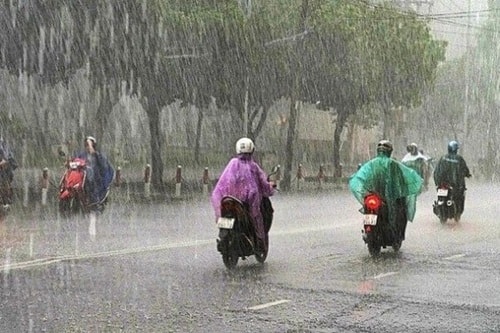 Mưa dông sẽ làm giảm tình trạng ô nhiễm không khí ở Hà Nội. Ảnh TL.