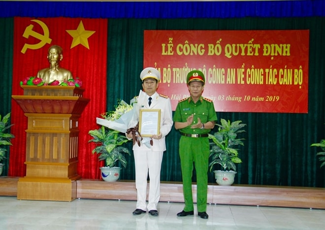 Thượng tướng Lê Quý Vương trao quyết định cho Đại tá Vũ Thanh Chương. Ảnh TL.