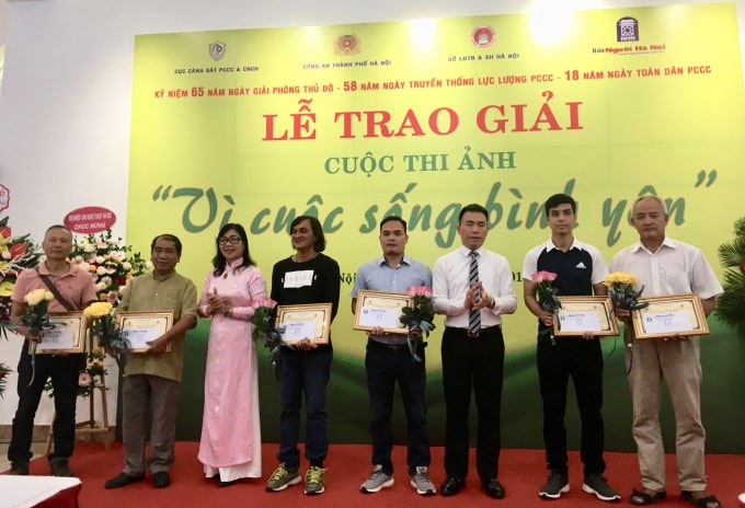 BTC trao giải cho các tác giả có tác phẩm đoạt Giải Khuyến Khích. Ảnh: Hoàng Huy