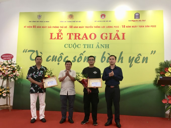 BTC trao giải cho 2 tác giả có tác phẩm đoạt Giải Ba. Ảnh: Hoàng Huy