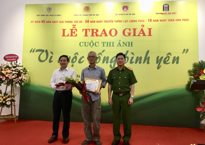 BTC trao giải cho tác giả có tác phẩm đoạt Giải Nhì. Ảnh: Hoàng Huy