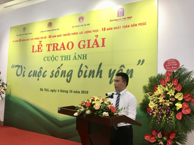 Nhà báo Đào Xuân Hưng – Tổng Biên tập báo Người Hà Nội, Trưởng BTC cuộc thi phát biểu tại buổi lễ. Ảnh: Hoàng Huy