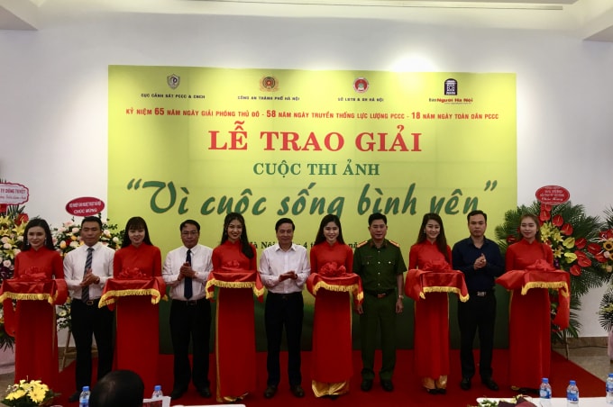 Các đại biểu tham dự cắt băng khai mạc triển lãm. Ảnh: Hoàng Huy