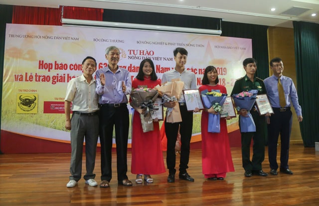 Đại diện Ban Giám khảo, Ban Tổ chức trao giải và tặng hoa cho các tác giả đoạt giải khuyến khích. Ảnh: Trọng Hiếu