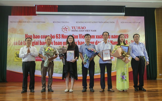 Ông Lê Đức Thịnh - Cục trưởng Cục Kinh tế hợp tác và PTNT (đầu tiên bên trái ảnh), ông Hà Sỹ Đồng - Phó Chủ tịch UBND tỉnh Quảng Trị (đầu tiên bên phải ảnh) trao giải và chứng nhận cho các tác giả đoạt giải Ba. Ảnh: Trọng Hiếu