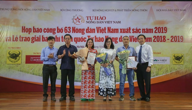 Ông Lưu Quang Định, Tổng Biên tập báo NTNN/Dân Việt, Phó Trưởng ban tổ chức Giải báo chí (bên phải ảnh), ông Phan Quốc Nam, đại diện Công ty CP Phân bón Bình Điền - Nhà tài trợ chính trao giải Nhì cho các tác giả. Ảnh: Trọng Hiếu
