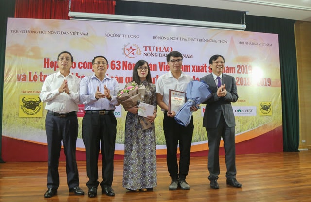 Ông Hồ Quang Lợi - Phó Chủ tịch Thường trực Hội Nhà báo Việt Nam, Trưởng Ban tổ chức giải (thứ nhất bên phải ảnh), ông Nguyễn Hồng Sơn - Trưởng Ban Tuyên huấn Trung ương Hội NDVN (bên trái ảnh) trao quà và giấy chứng nhận cho nhóm tác giải đoạt giải Nhất. Ảnh: Trọng Hiếu