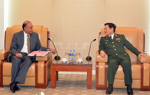 Đại tướng Ngô Xuân Lịch tiếp ngài Ajay Kumar. Ảnh: BQP