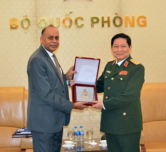 Ngài Ajay Kumar trao quà lưu niệm tặng Đại tướng Ngô Xuân Lịch. Ảnh: BQP.