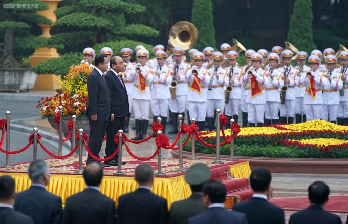 Thủ tướng Nguyễn Xuân Phúc đã chủ trì lễ đón chính thức Thủ tướng Campuchia Samdech Techo Hun Sen tại Phủ Chủ tịch ở Thủ đô Hà Nội. Đây là chuyến thăm chính thức lần thứ 2 trong vòng 1 năm của Thủ tướng Hun Sen sau khi Campuchia thành lập Chính phủ nhiệm kỳ VI tháng 9/2018. Ảnh VGP.