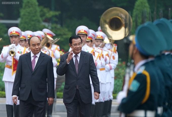 Chuyến thăm chính thức Việt Nam của Thủ tướng Campuchia Samdech Techo Hun Sen diễn ra trong bối cảnh quan hệ đặc biệt giữa Việt Nam và Campuchia không ngừng được vun đắp, phát triển kể từ khi chính thức thiết lập cách đây hơn 50 năm. Hai nước đang đẩy mạnh quan hệ theo phương châm “láng giềng tốt đẹp, hữu nghị truyền thống, hợp tác toàn diện, bền vững lâu dài”. Ảnh: VGP.